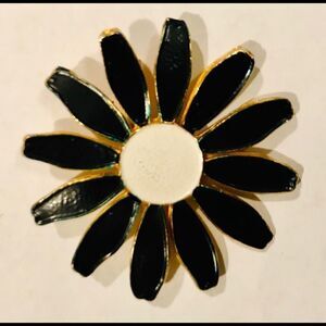 Vintage 70s Daisy Brooch Black & White Jewelry